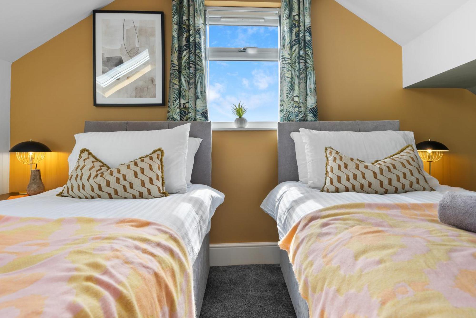 4-Bedroom Stunning Luxe, Spacious & Stylish Design House Bolton, Sleeps 11, With Parking Central Bolton, Links To Manchester, Pet-Friendly, Best For Groups! Work Contractors And Summer Special Offer! - By Blue Puffin Stays Farnworth Dış mekan fotoğraf