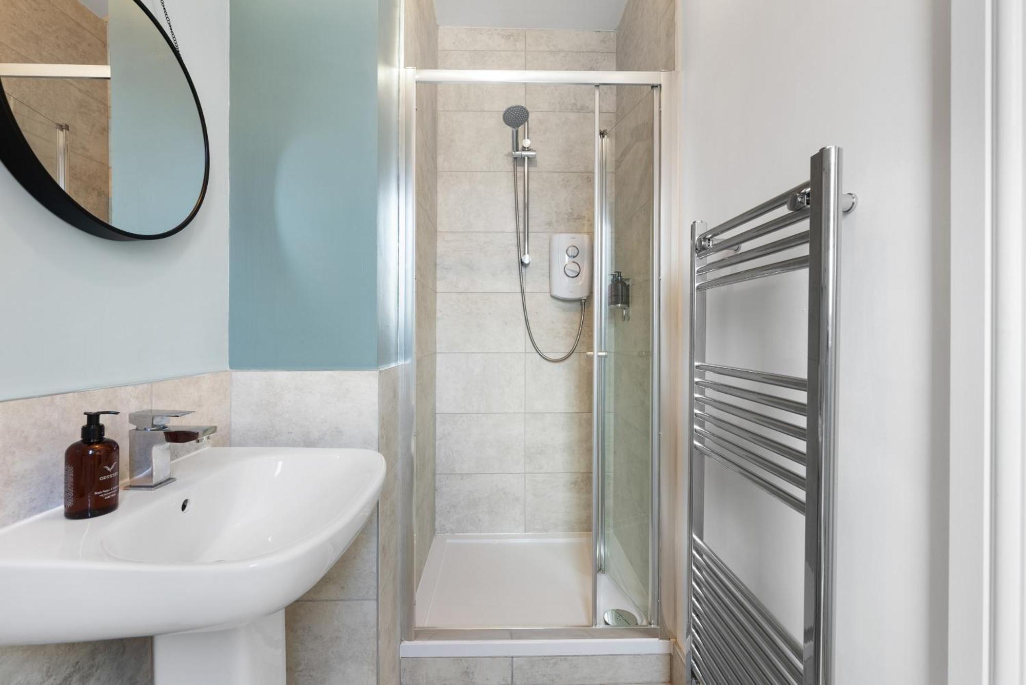 4-Bedroom Stunning Luxe, Spacious & Stylish Design House Bolton, Sleeps 11, With Parking Central Bolton, Links To Manchester, Pet-Friendly, Best For Groups! Work Contractors And Summer Special Offer! - By Blue Puffin Stays Farnworth Dış mekan fotoğraf